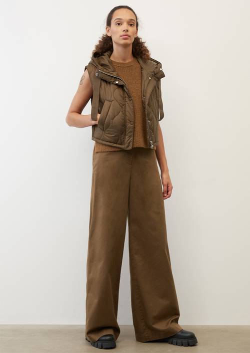 Pikowana kamizelka z kapturem, cropped dark walnut w widoku z przodu