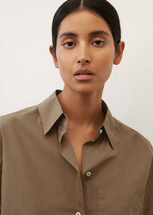 Overhemdblouse in boyfriendstijl oversized dark walnut in detailaanzicht