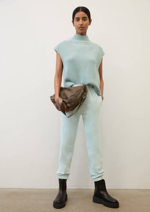 Cross-body bag dark walnut worn on model