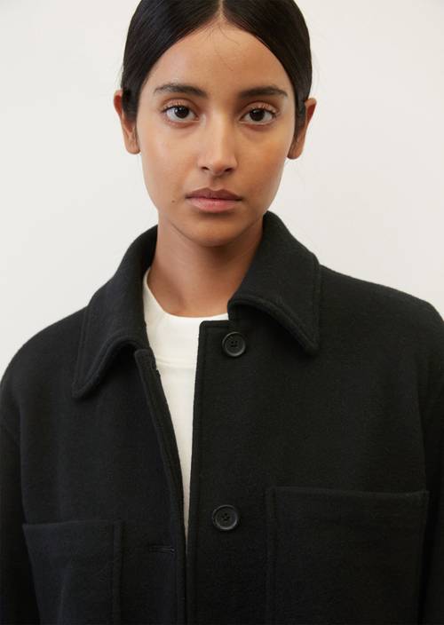 Shacket, relaxed fit black in detail view