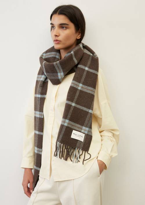 Wollschal multi/dark walnut getragen am Model