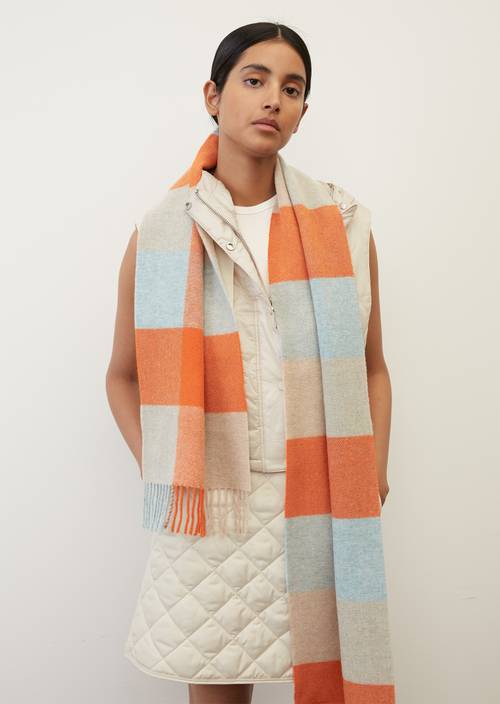 Vlněná šála multi/sundown orange nošeno na modelu