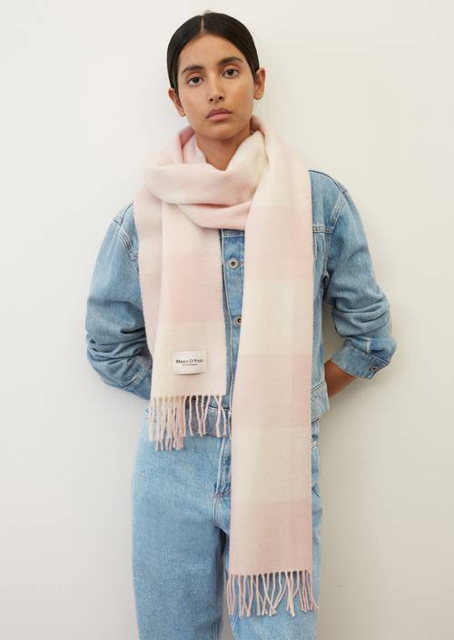 Vlněná šála multi/blushed cream nošeno na modelu