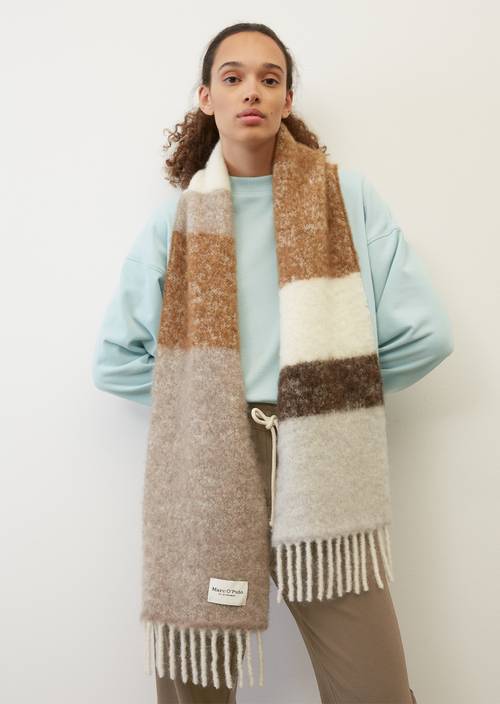 Écharpe à franges Multi porté sur le mannequin