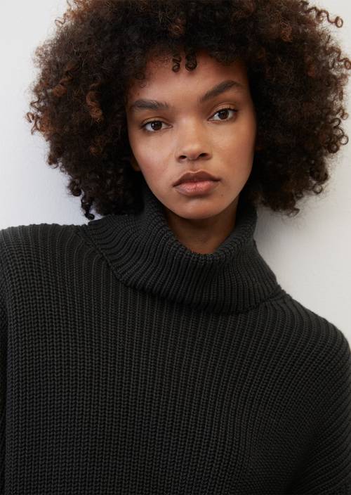 Polo neck jumper with side slits black in detail view