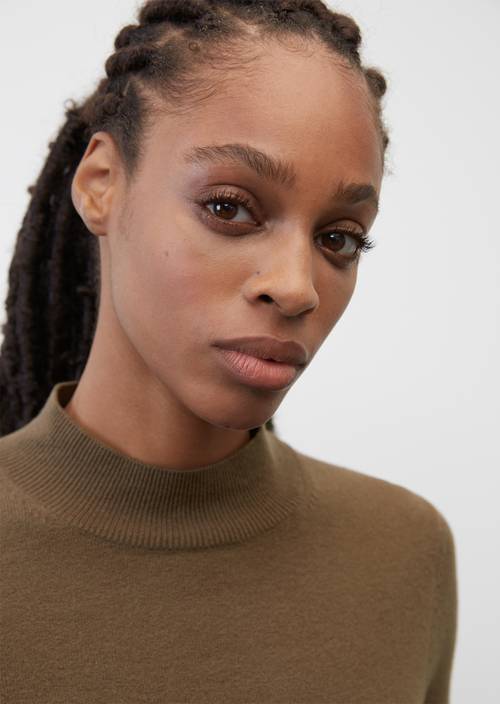 Soft knit jumper dark walnut in detail view