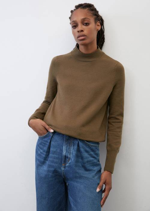 Soft knit jumper dark walnut in front view