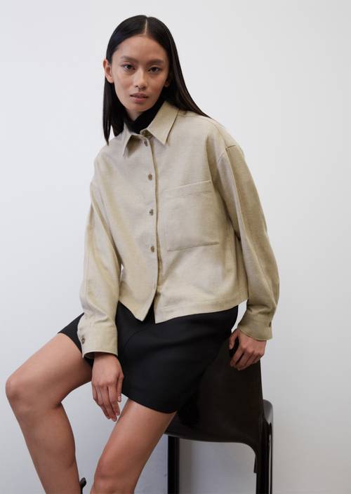 Blusa corta de franela de corte cuadrado, estilo sobrecamisa winter sand melange en vista frontal