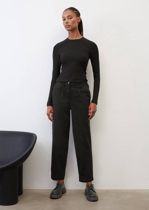 Camiseta de manga larga con cuello redondo black en vista frontal