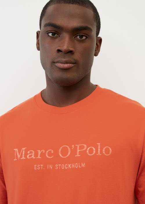 Camiseta con logotipo spicy orange en vista detallada