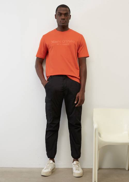 Camiseta con logotipo spicy orange en vista frontal