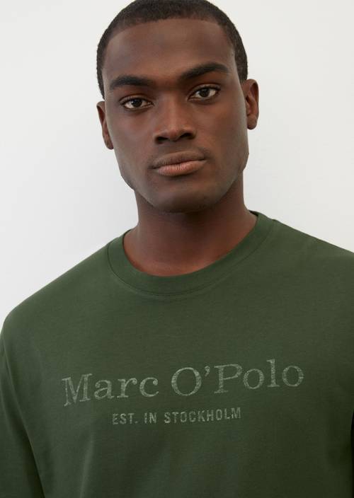 Camiseta con logotipo deep well en vista detallada