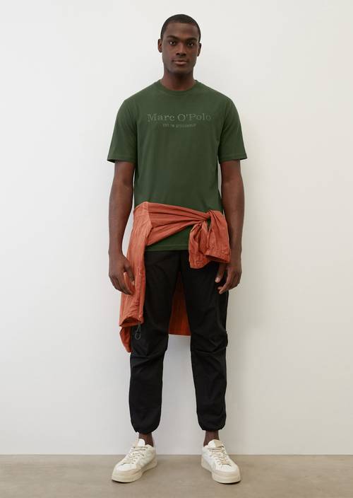 Camiseta con logotipo deep well en vista frontal