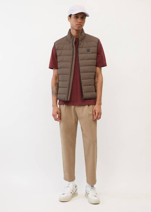 Chaleco acolchado derby brown en vista frontal