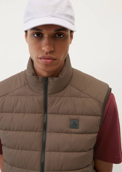 Chaleco acolchado derby brown en vista detallada