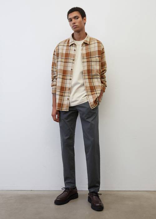 Chino Modell STIG shaped dark navy in Frontalansicht