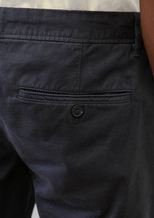 Chino Modell STIG shaped dark navy in Detailansicht