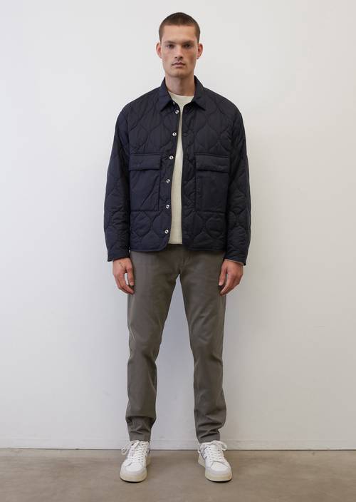 Chino Modell STIG shaped gray pin in Frontalansicht