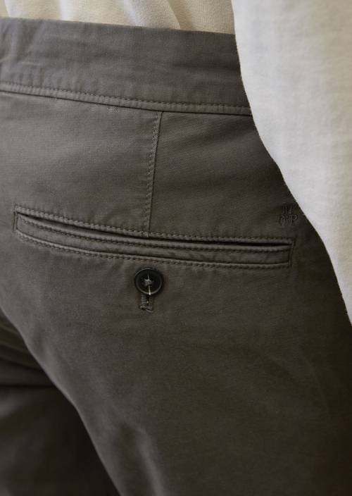 Chino Modell STIG shaped gray pin in Detailansicht