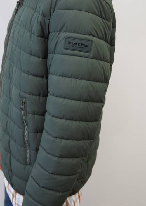 Lichte gewatteerde jas met capuchon mangrove in detailaanzicht