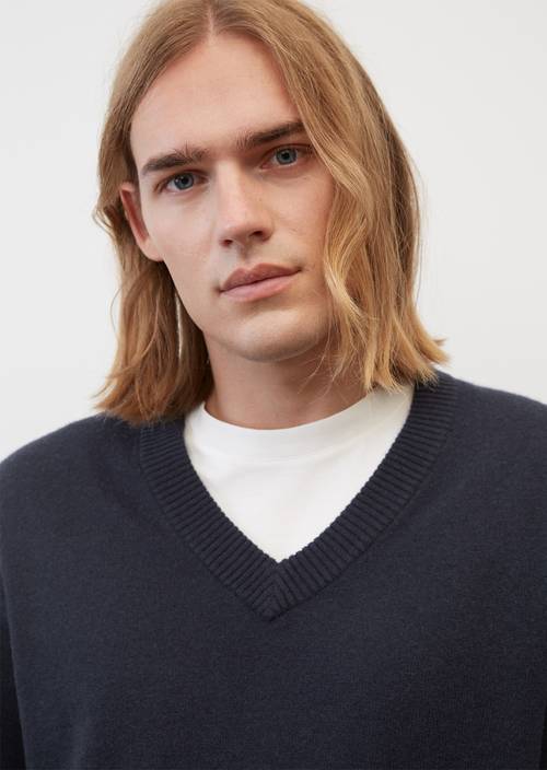 Pull-over col V Regular, en laine d'agneau dark navy en vue détaillée