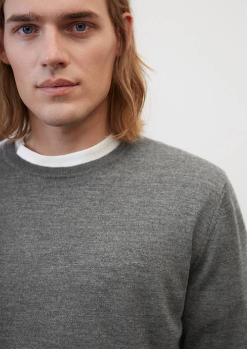 Pull-over à col rond en laine mérinos graphite grey melange en vue détaillée