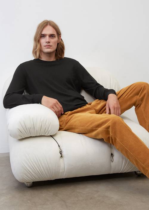 Pull-over à col rond en laine mérinos black en vue de face