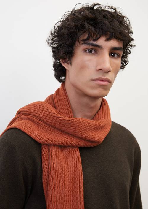 Ribgebreide sjaal dark crabapple gedragen door model