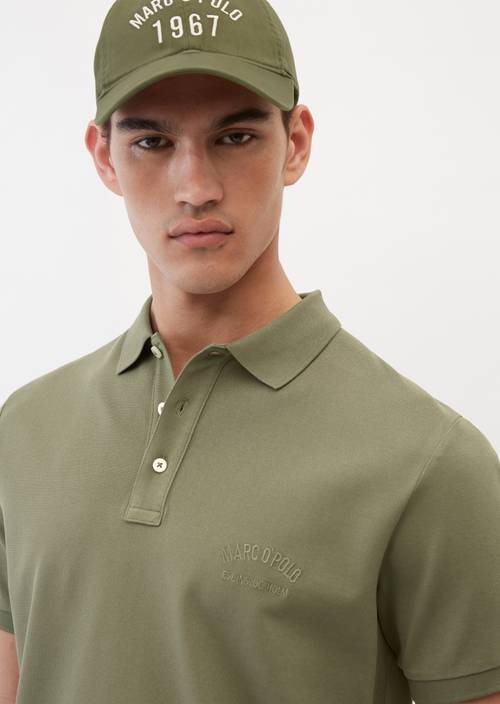 Polo à manches courtes de coupe classique en maille piquée olive en vue détaillée