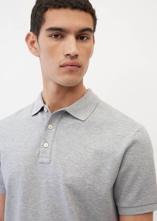 Polo à manches courtes de coupe classique en maille piquée iron grey melange en vue détaillée