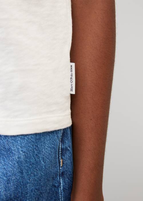 V-neck T-shirt in a slim fit scandinavian white in detail view