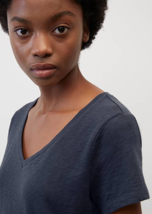 V-neck T-shirt in a slim fit navy teal in detail view