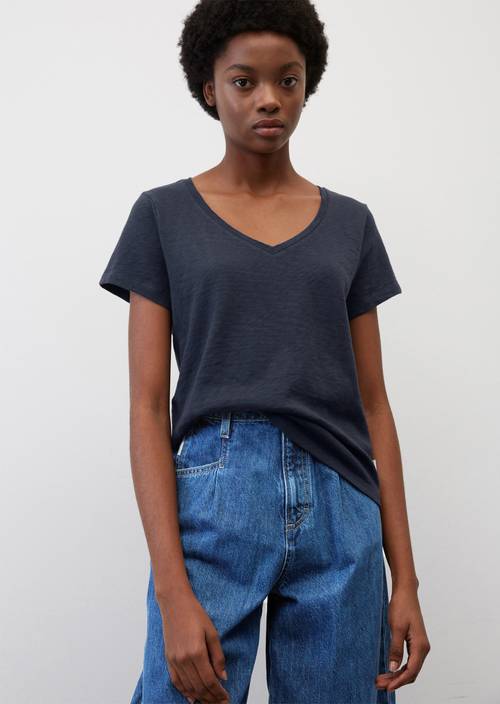 V-neck T-shirt in a slim fit navy teal in front view