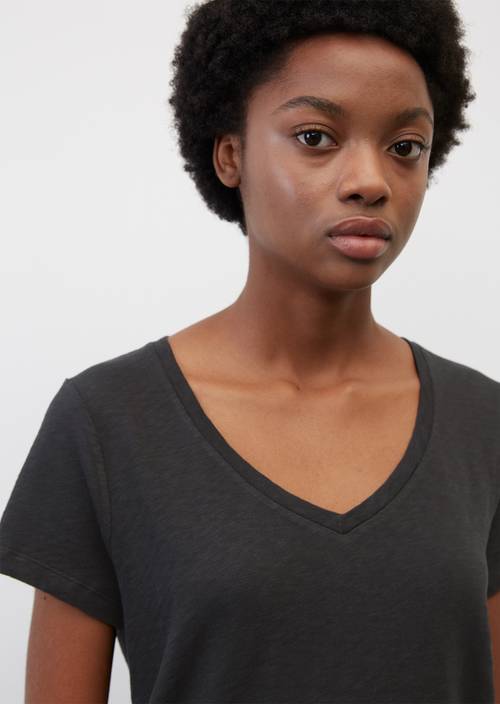 V-neck T-shirt in a slim fit black in detail view