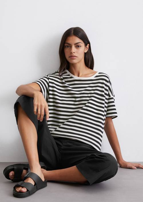 Gestreiftes T-Shirt oversize Black in Frontalansicht