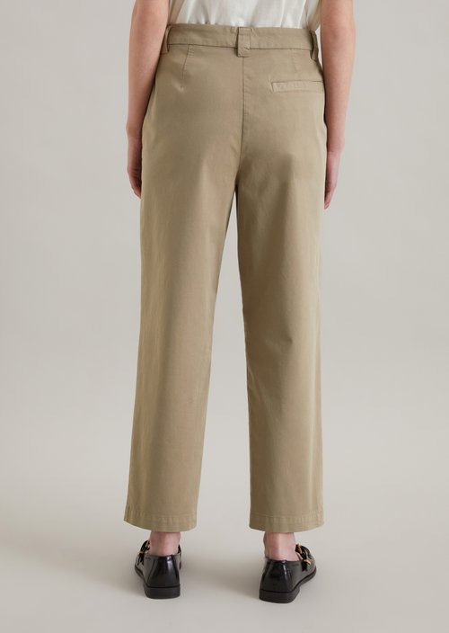 Chino relaxed cropped — Dusky Green (alternate view)