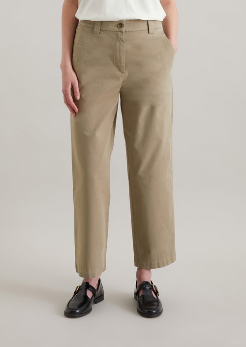 Chino relaxed cropped — Dusky Green