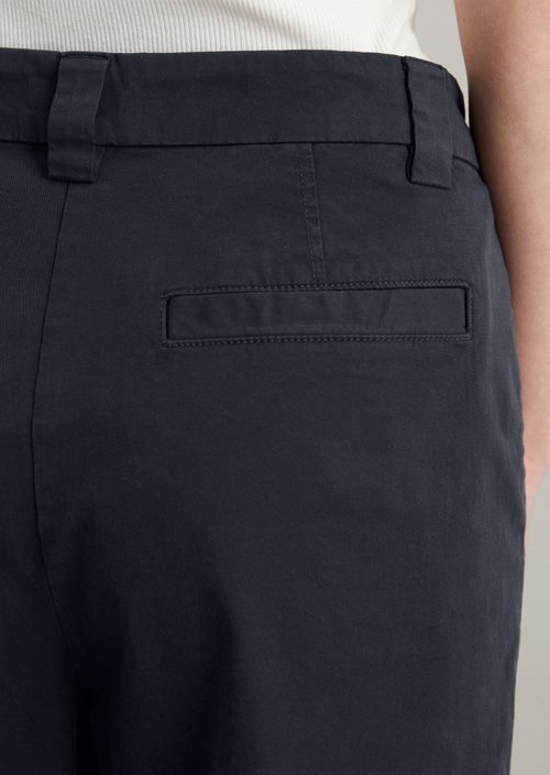 Chino relaxed cropped — Blue Depths