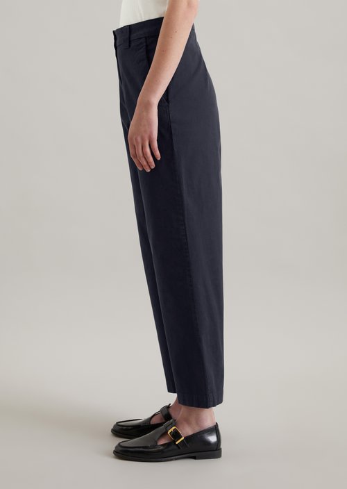 Chino relaxed cropped — Blue Depths