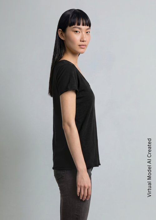 V-neck T-shirt, regular fit — Black