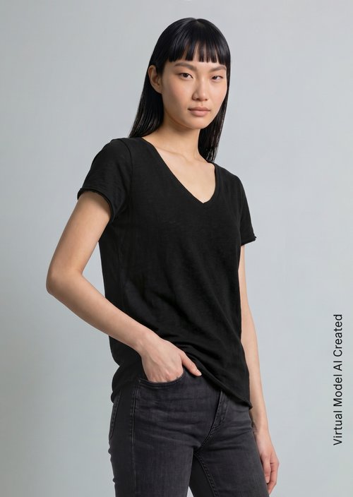 V-neck T-shirt, regular fit — Black
