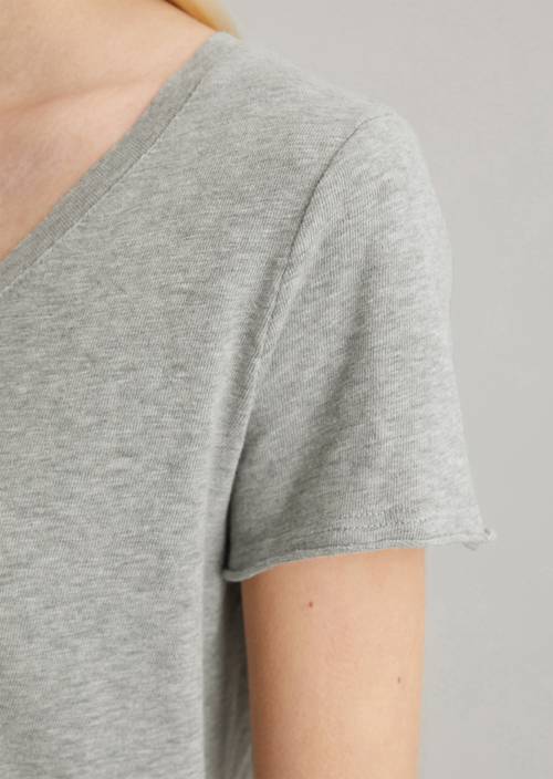 V-Neck-T-Shirt regular Stone Melange in Detailansicht