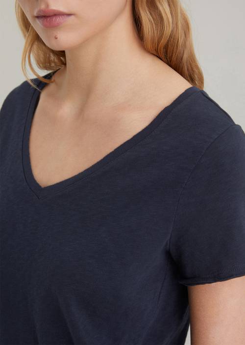 V-Neck-T-Shirt regular Scandinavian Blue in Detailansicht