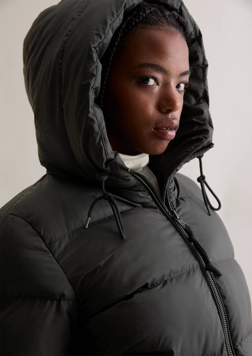Puffer bunda s kapucí regular Black v detailním pohledu