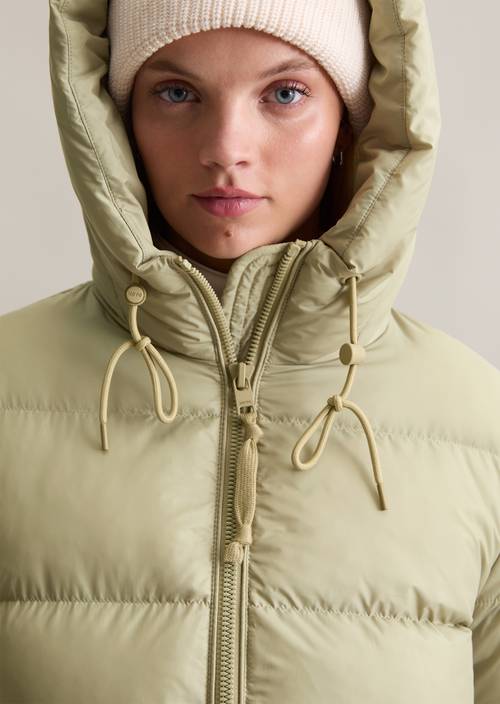 Puffer bunda s kapucí regular Artichoke Leaf v detailním pohledu