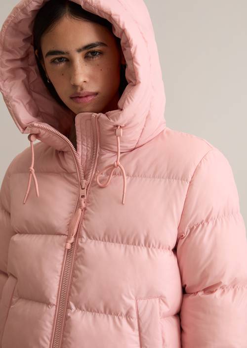 Puffer bunda s kapucí regular Rose Powder v detailním pohledu