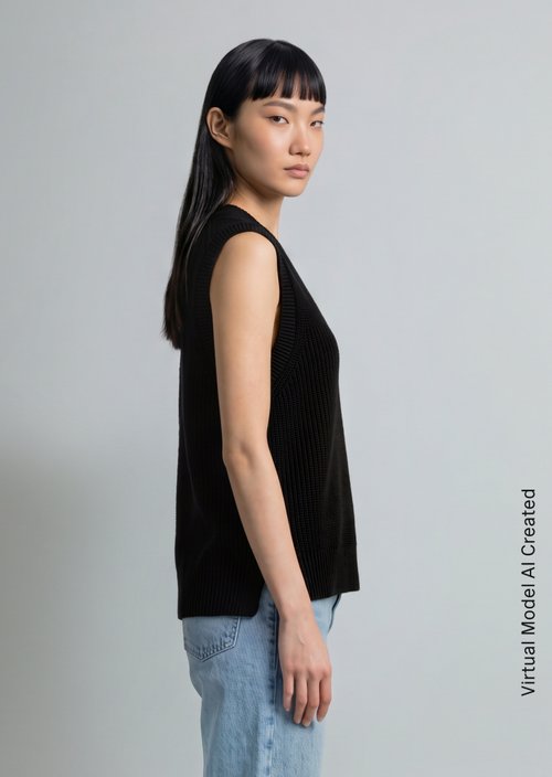 Sleeveless jumper in a regular fit — Black