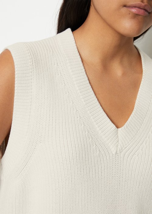 Sleeveless jumper in a regular fit — Silky White
