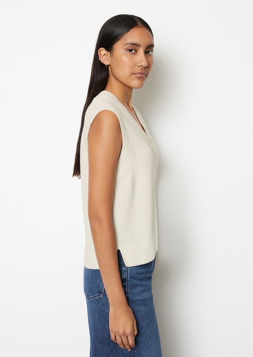 Sleeveless jumper in a regular fit — Silky White