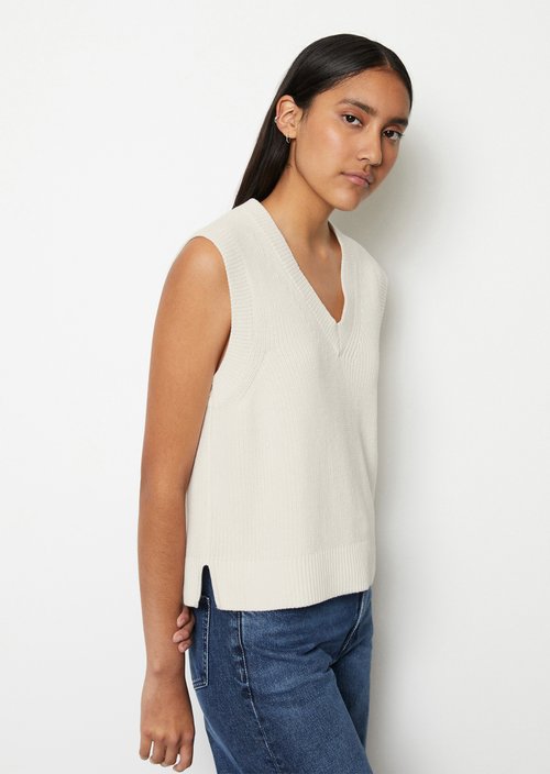 Sleeveless jumper in a regular fit — Silky White